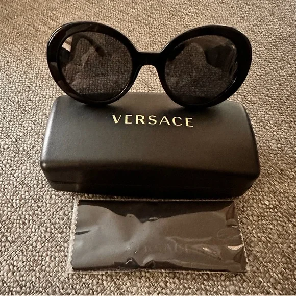 NWT - Authentic Versace Women’s Sunglasses NWT AUTHENTIC VERSACE WOMEN main image 4